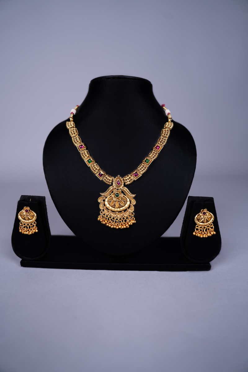 Gold Plated Gorgeous Filligree Work with Floral Pendant Necklace Set with Earring