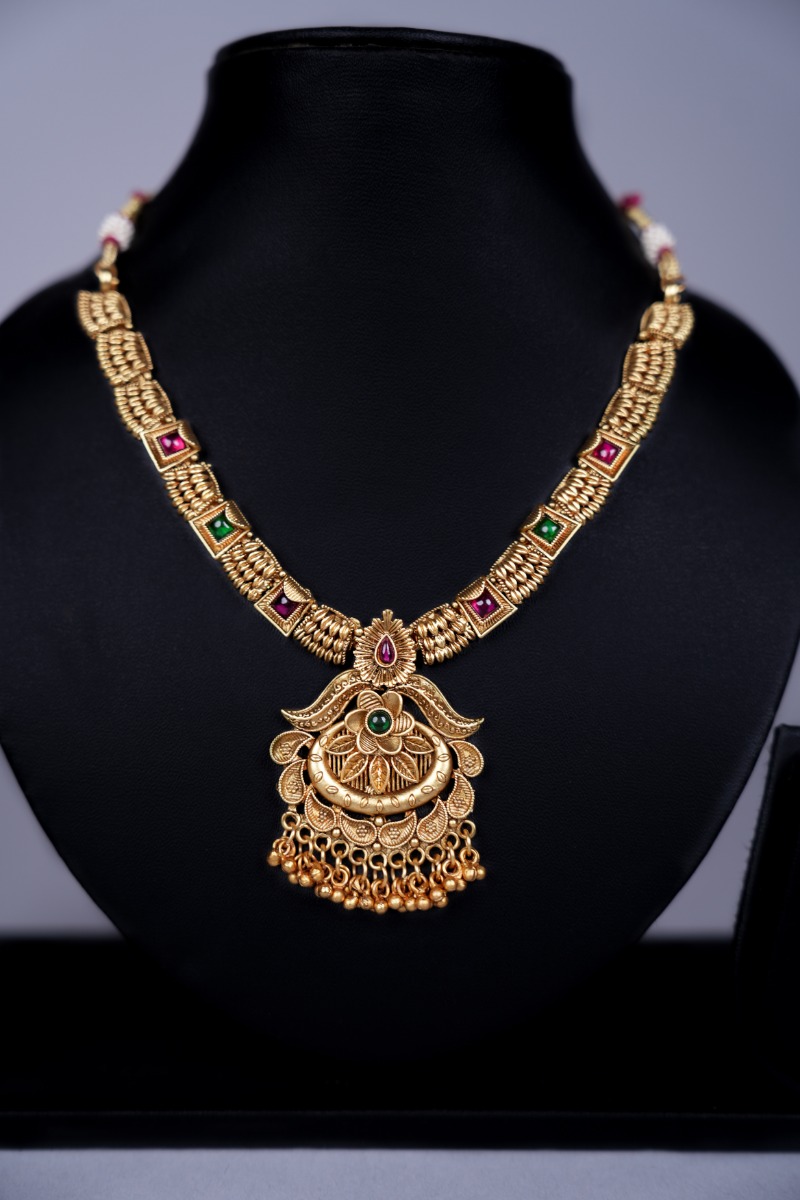 Gold Plated Gorgeous Filligree Work with Floral Pendant Necklace Set with Earring