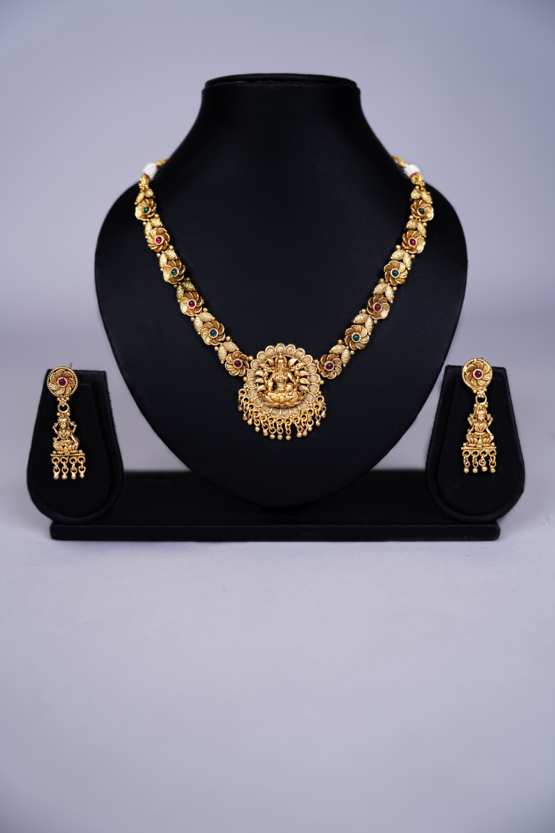 Gold Plated Floral Filligree Delightful Work Necklace Set with Earring